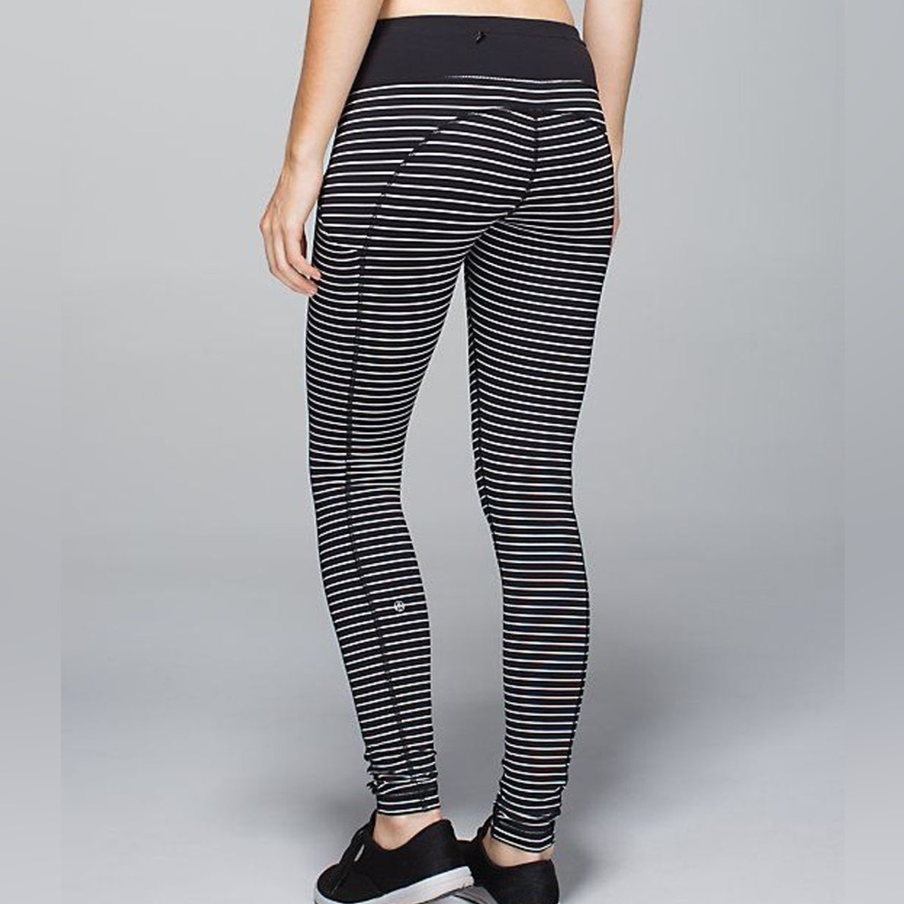 Lululemon Speed Tight ll Black and white striped Leggings Size 4 with pockets